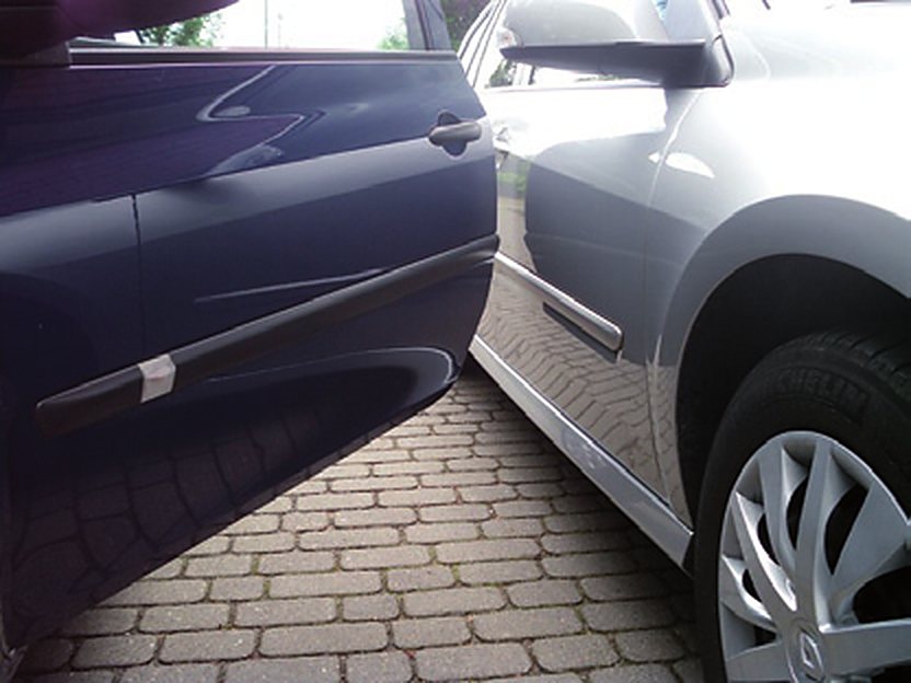 Zwei eng nebeneinander geparkte Fahrzeuge